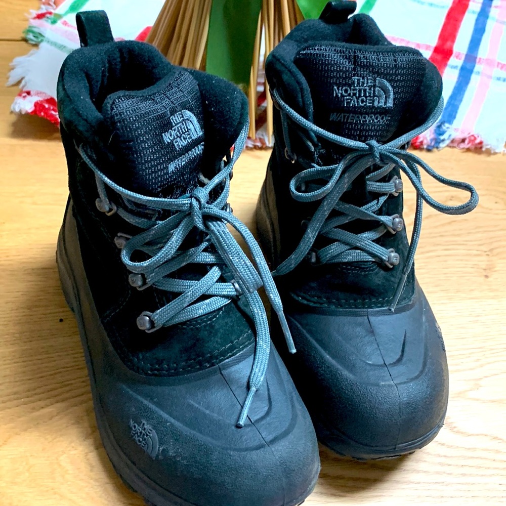 THE NORTH FACE  Such a cute winter booties.